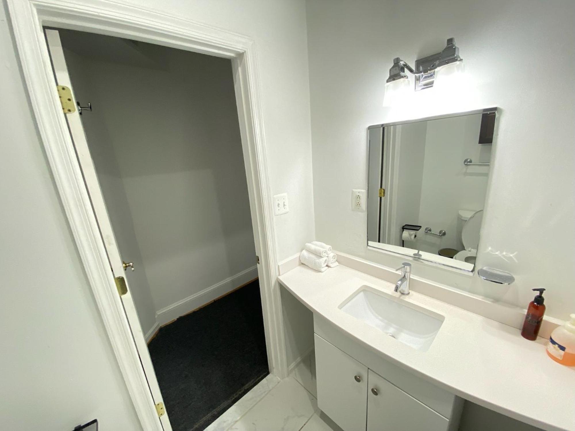 Gorgeous Refurbished 1bdrm And 1den Apartamento